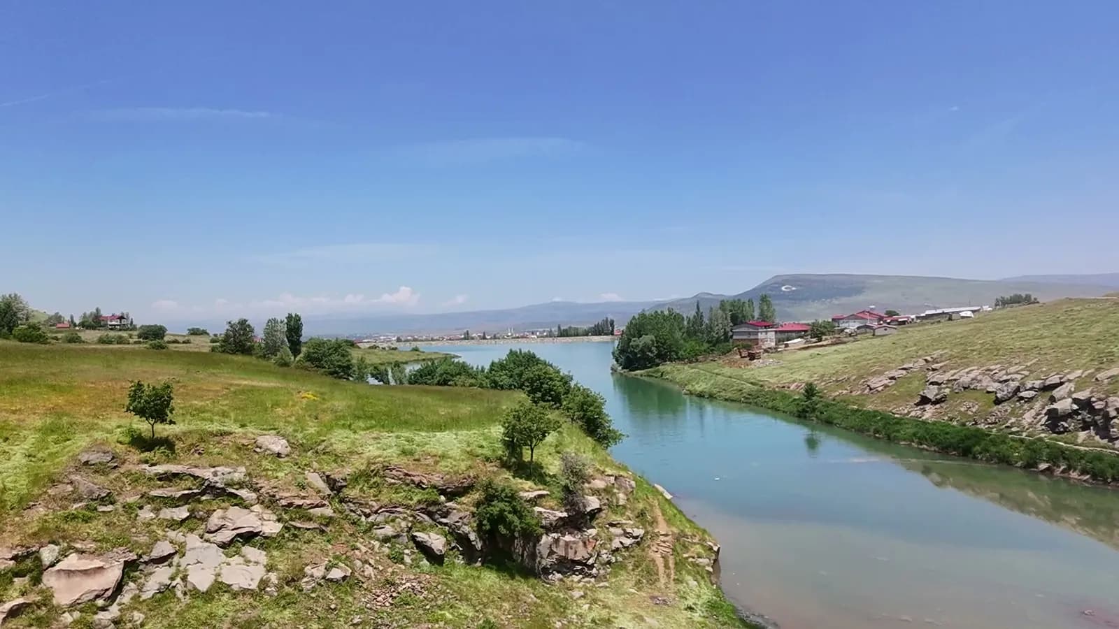 Nehir ve kayalıklar