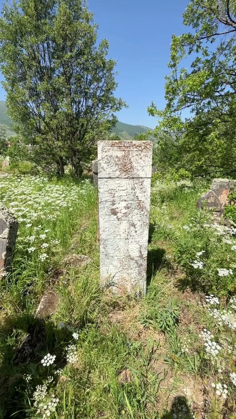 Tarihî mezar taşı