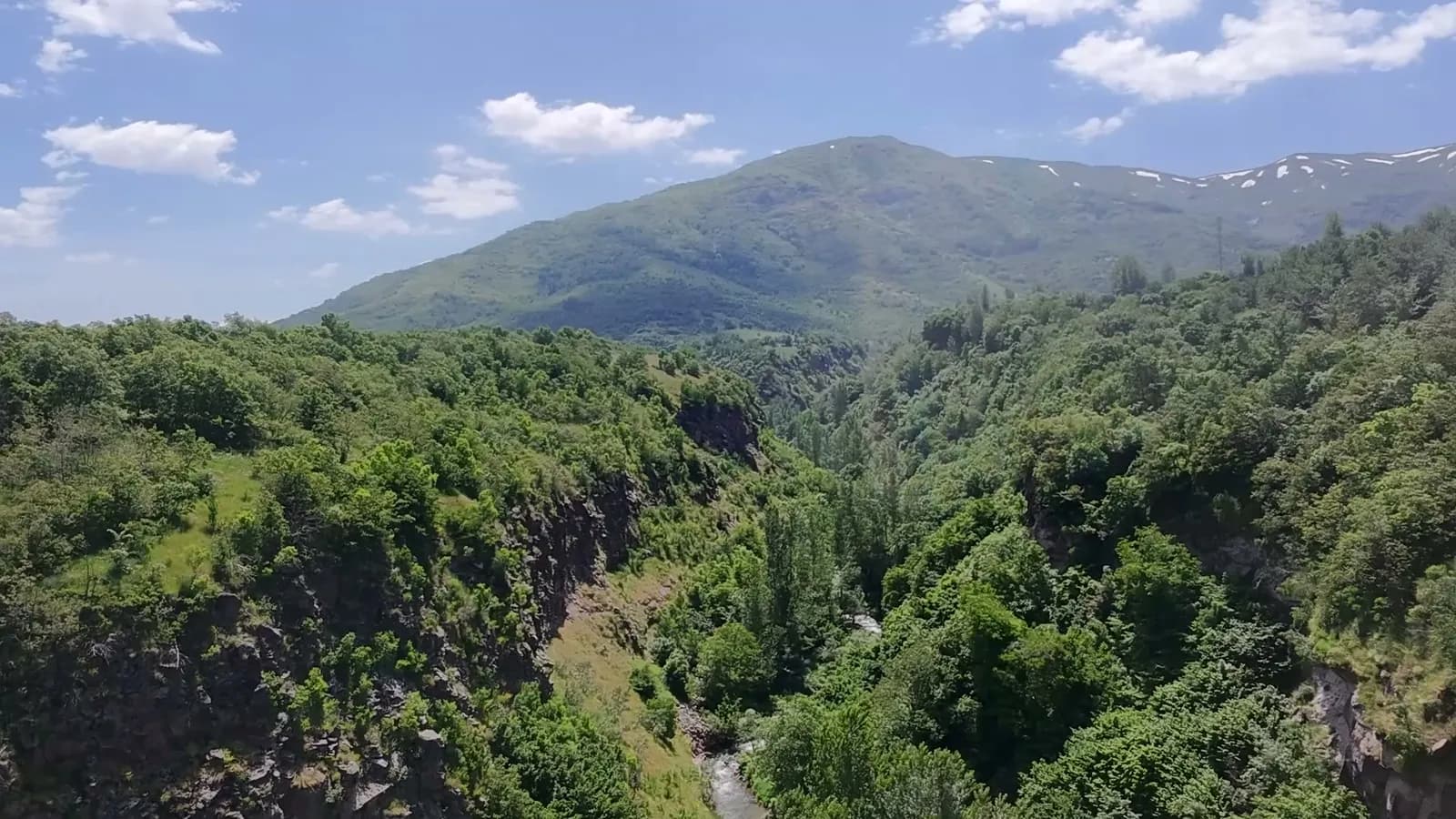 Nehir kanyonu ve dağlar