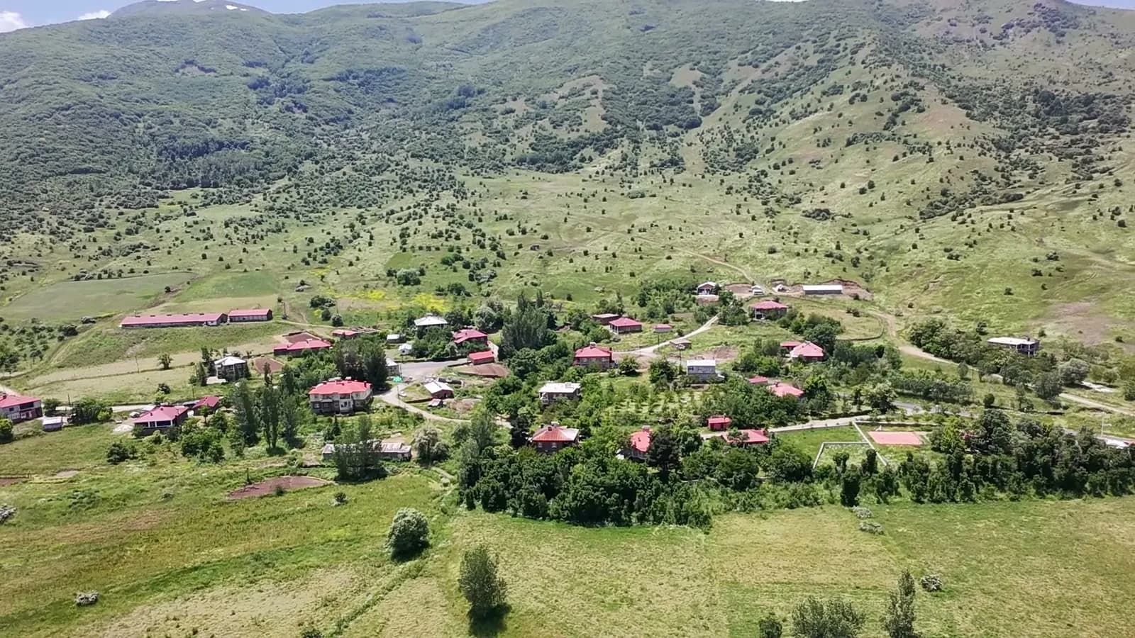 Yamaçta köy evleri, havadan