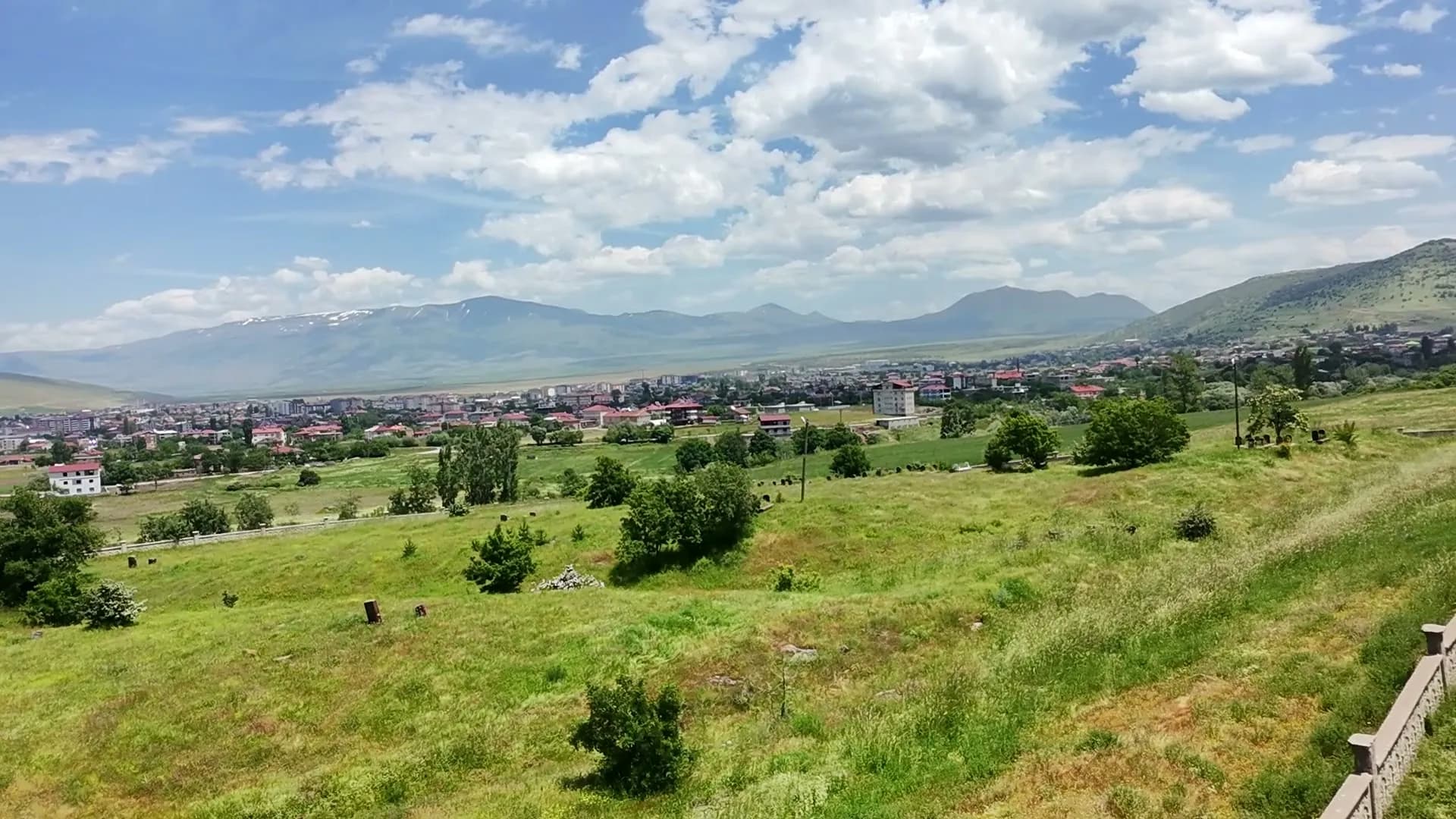 Mera ve dağlar, bulutlu gökyüzü